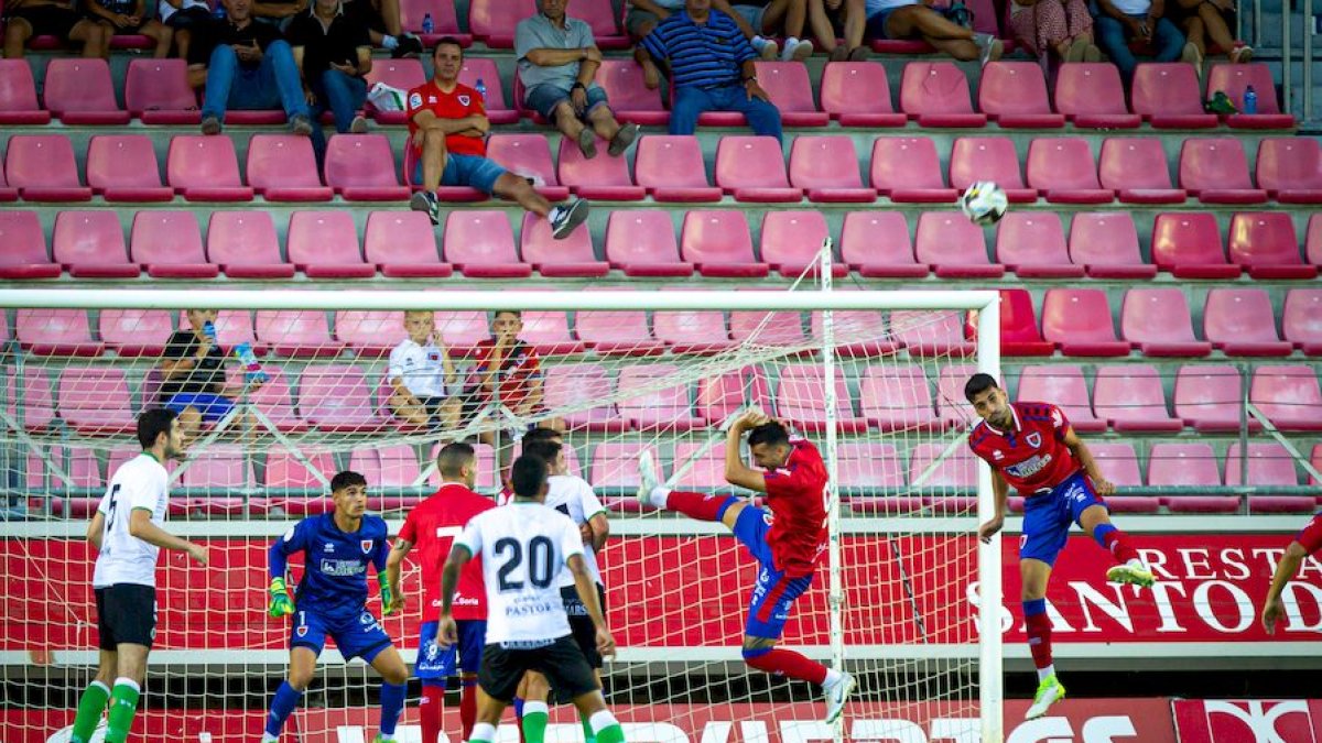El Numancia está sufriendo demasiado en los balones por alto en los tres amistosos disputados. MARIO TEJEDOR