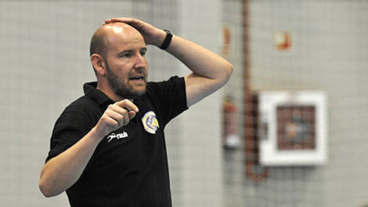 Fernando Sánchez, entrenador del Aranga. / Diego Mayor-