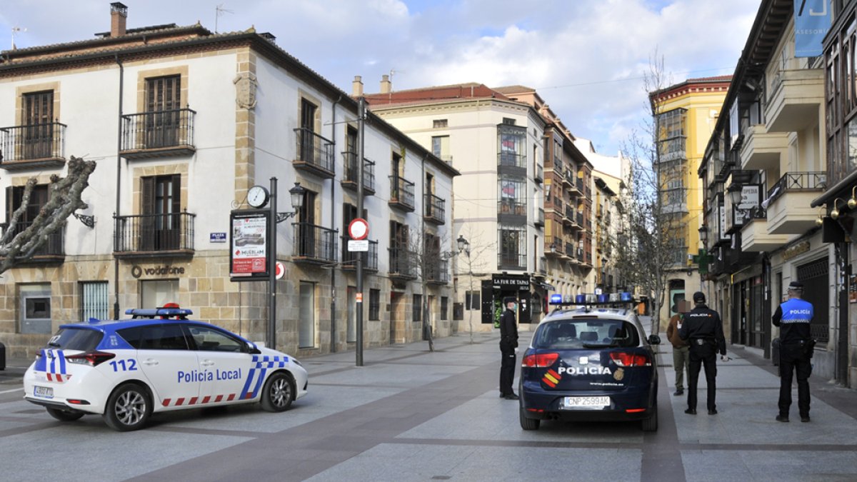 Control policial en las calles de la capital.-VG