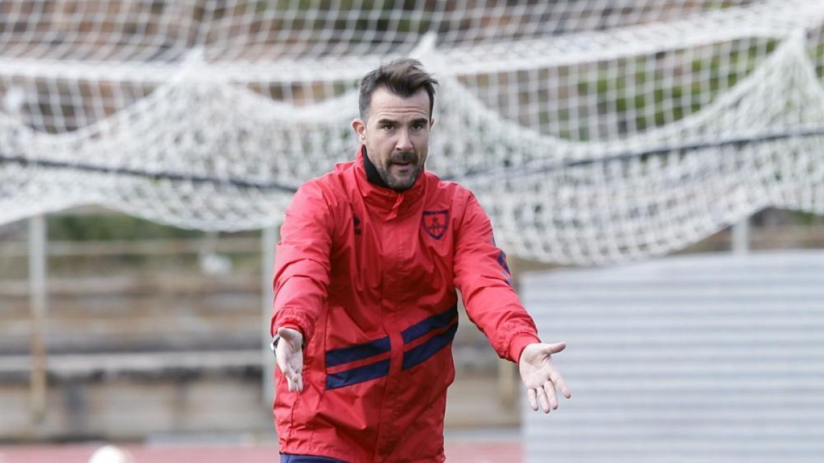 Aritz López Garai da instrucciones durante un entrenamiento en el anexo de Los Pajaritos.-MARIO TEJEDOR
