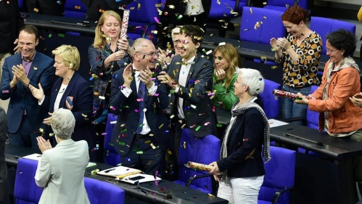 Diputados del Partido Verde celebran con confeti el resultado de la votación que legaliza el matrimonio homosexual, este viernes en Berlín.-TOBIAS SCHWARZ