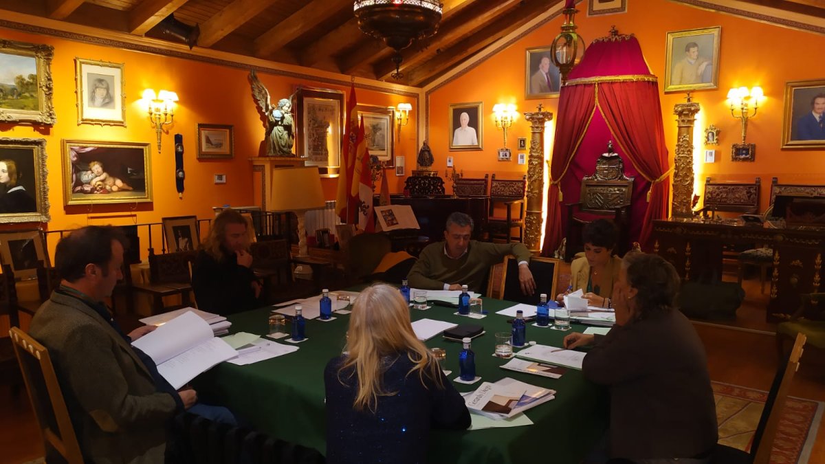 Miembros del jurado en el fallo de los Premios de Poesía, en una imagen de archivo.-HDS