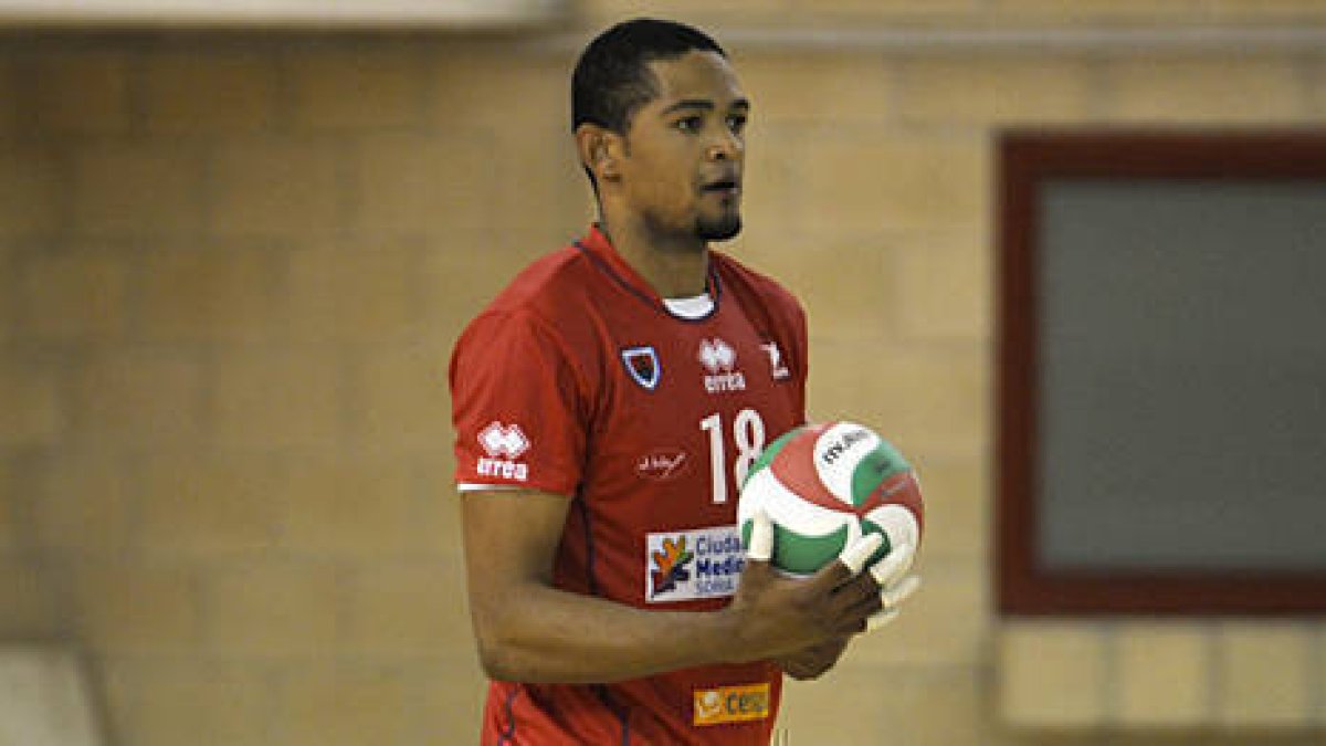 Elvis seguirá vistiendo la camiseta del CMA. V. Guisande-