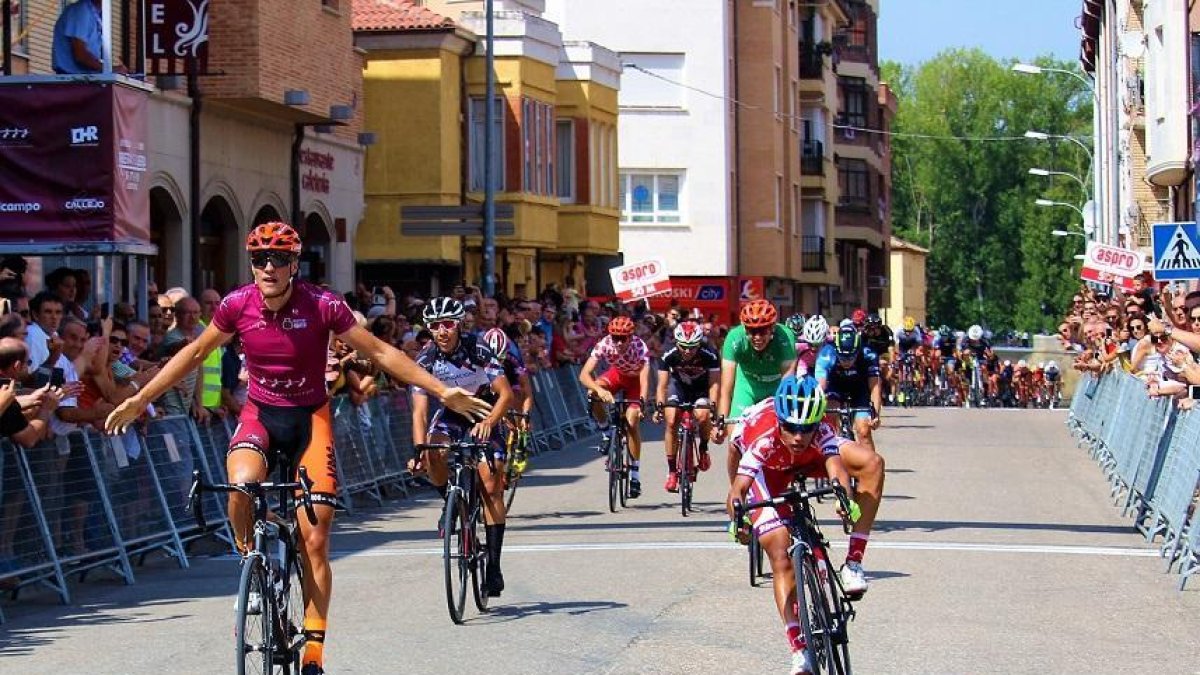 Jarne Van Der Paar, con los brazos abiertos en su llegada a meta, ayer, en San Esteban de Gormaz.-MARTIN EARLY