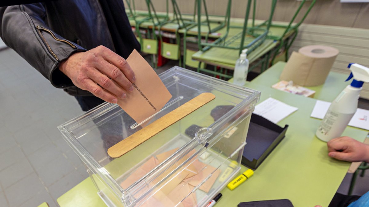 Un voto es depositado en una urna. MARIO TEJEDOR