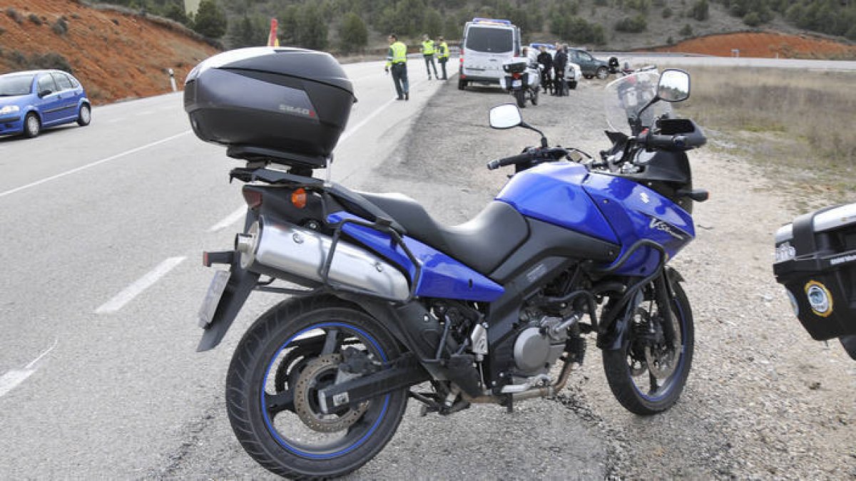 Motocicleta en la que viajaba el herido. / REPORTAJE GRÁFICO: VALENTÍN GUISANDE-