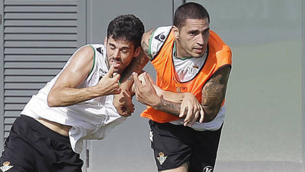 Braian Rodríguez, con peto naranja, en un entrenamiento con el Betis. / Estadio Deportivo-