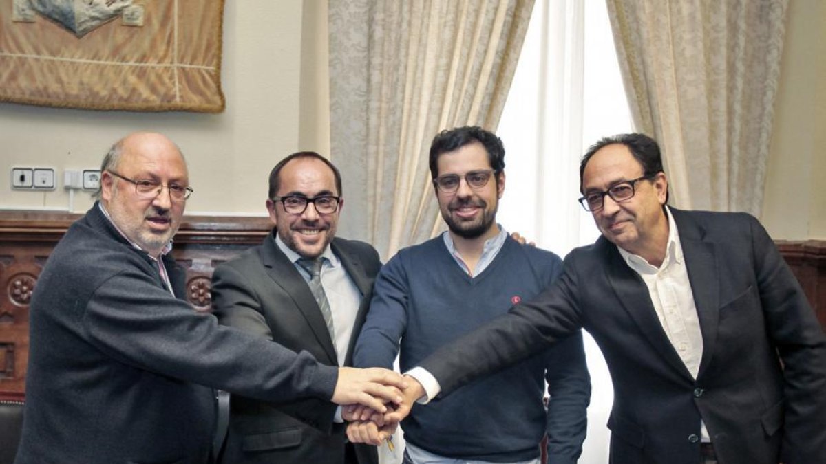 Martínez, Rey, Carazo y López tras la firma de la cesión en la Diputación Provincial de Soria.-M.T.