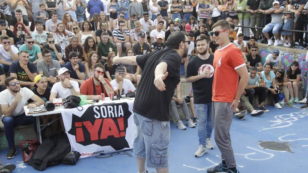 Un momento de la 'batalla' rapera, ayer, en Los Pajaritos.-Luis Ángel Tejedor