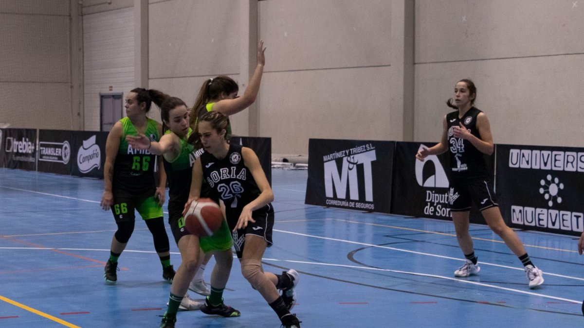 Leticia Dupont anotó 2 puntos en los 13 minutos que jugó ante el Némesis cántabro. HDS