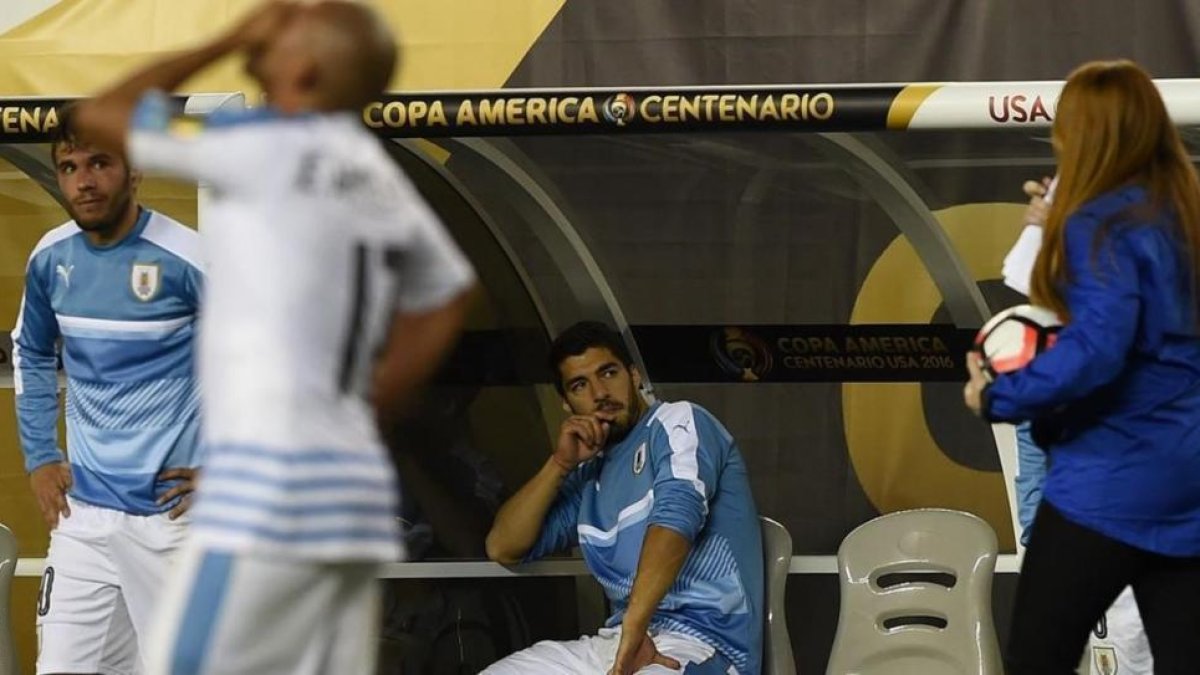 Luis Suárez, enfadado en el banquillo, durante el Uruguay-Venezuela.-DON EMMERT
