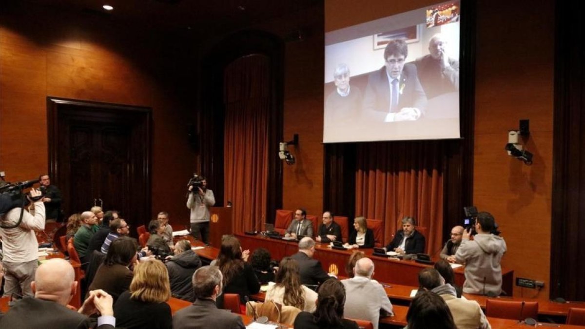 Puigdemont se dirige por videoconferencia a los asistentes a la reunión del grupo parlamentario de JxCat, este martes.-/ RAFA GARRIDO (ACN)