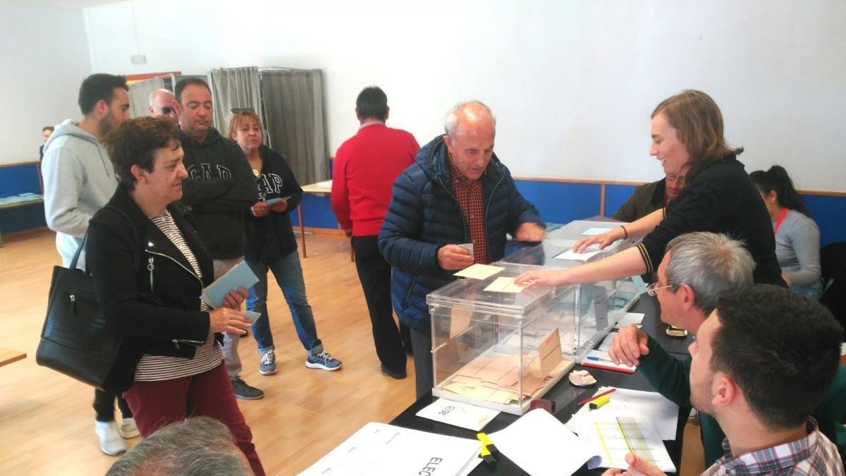 Votaciones en el colegio Fuente del Rey-MARIO TEJEDOR