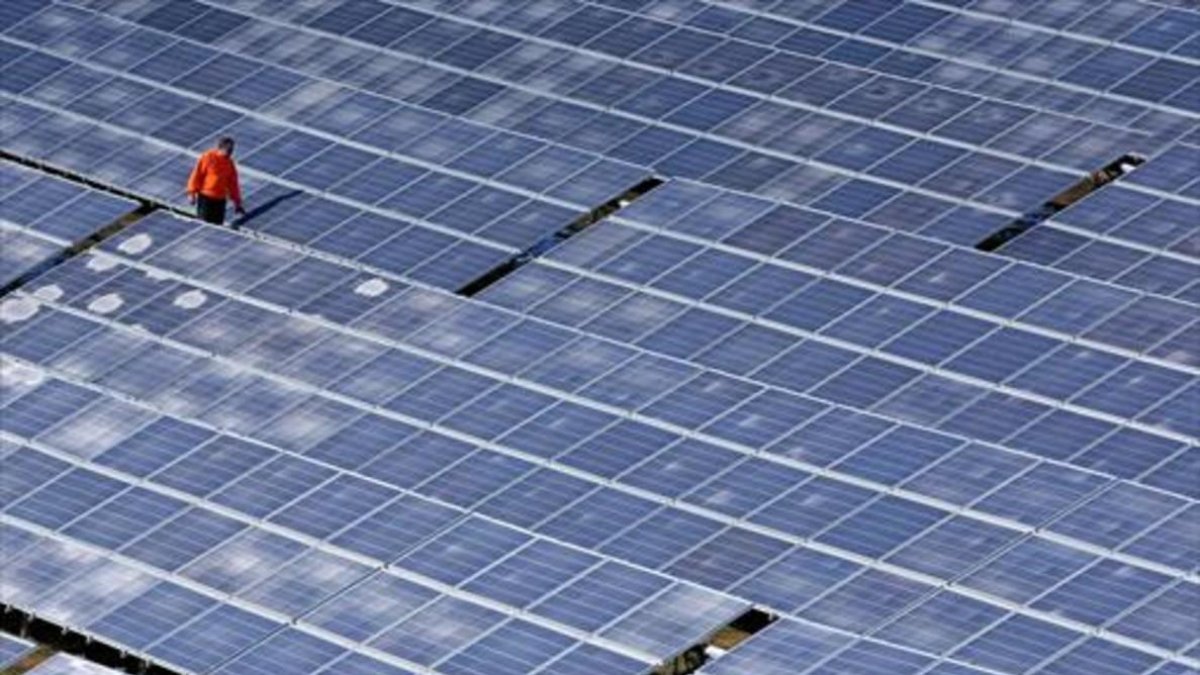 Paneles solares en una imagen de archivo. HDS