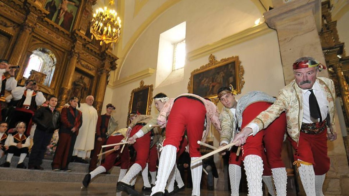 Instante de una de las danzas representadas en la mañana de ayer.-VALENTÍN GUISANDE