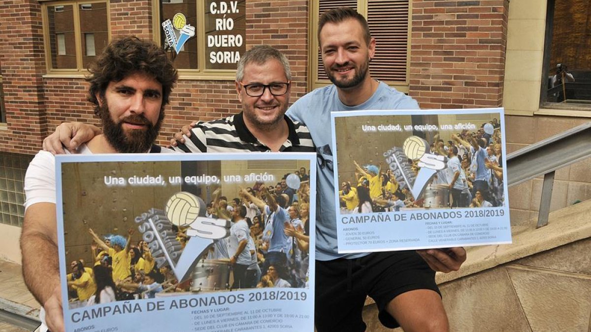 Sevillano, Cabrerizo y Salvador presentaron ayer la campaña de abonos para la próxima temporada.-Valentín Guisande