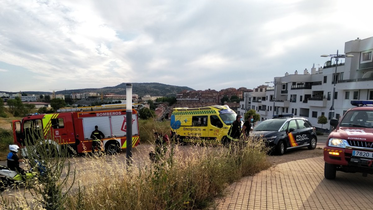 Policía Local, Nacional, bomberos y sanitarios participaron en el rescate. A. C.