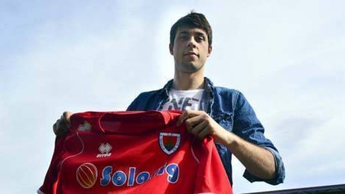 Pedro Martín en la presentación como jugador numantino. / Álvaro Martínez-