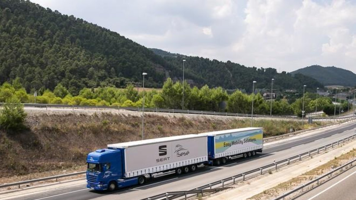 El duotráiler en el trayecto entre Barcelona y Zaragoza /-SEAT ESPAÑA