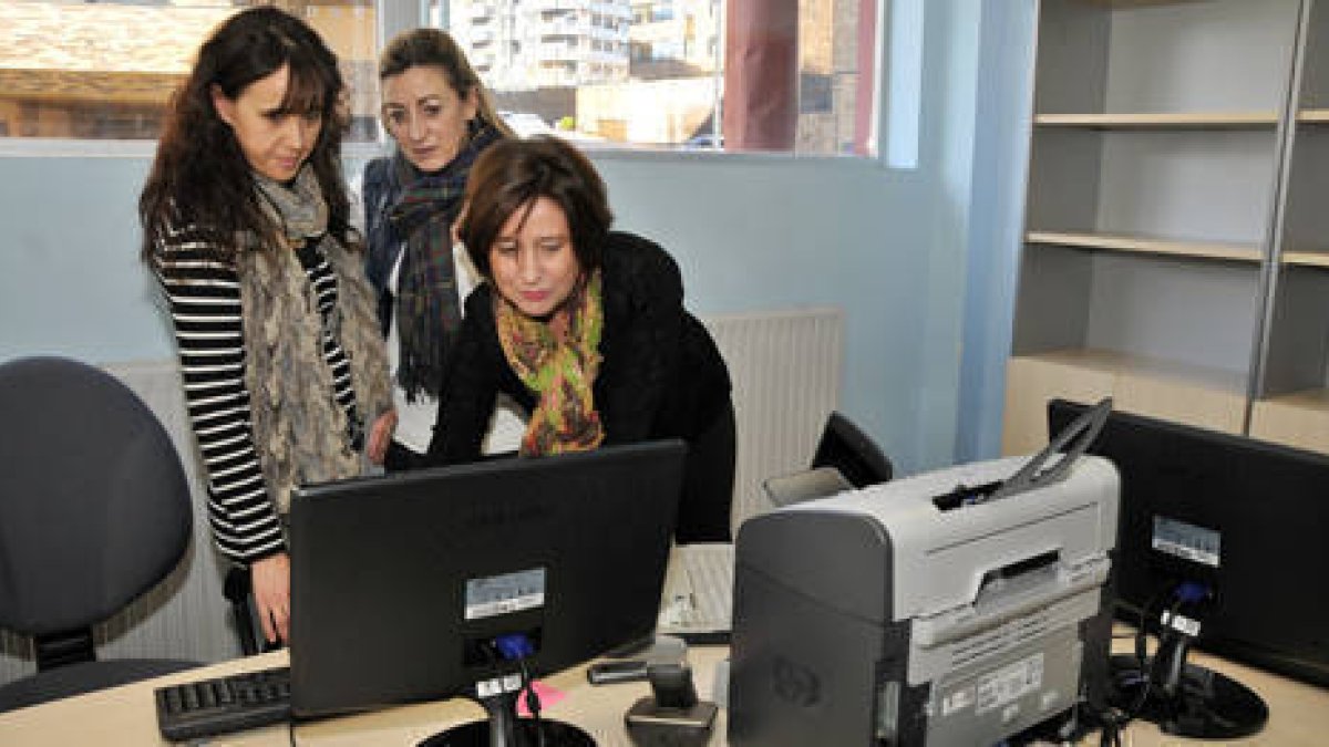 Pilar Sánchez Barreiro, Rita López y Marisa de Gregorio, en las instalaciones del centro Bécquer. / VALENTÍN GUISANDE-