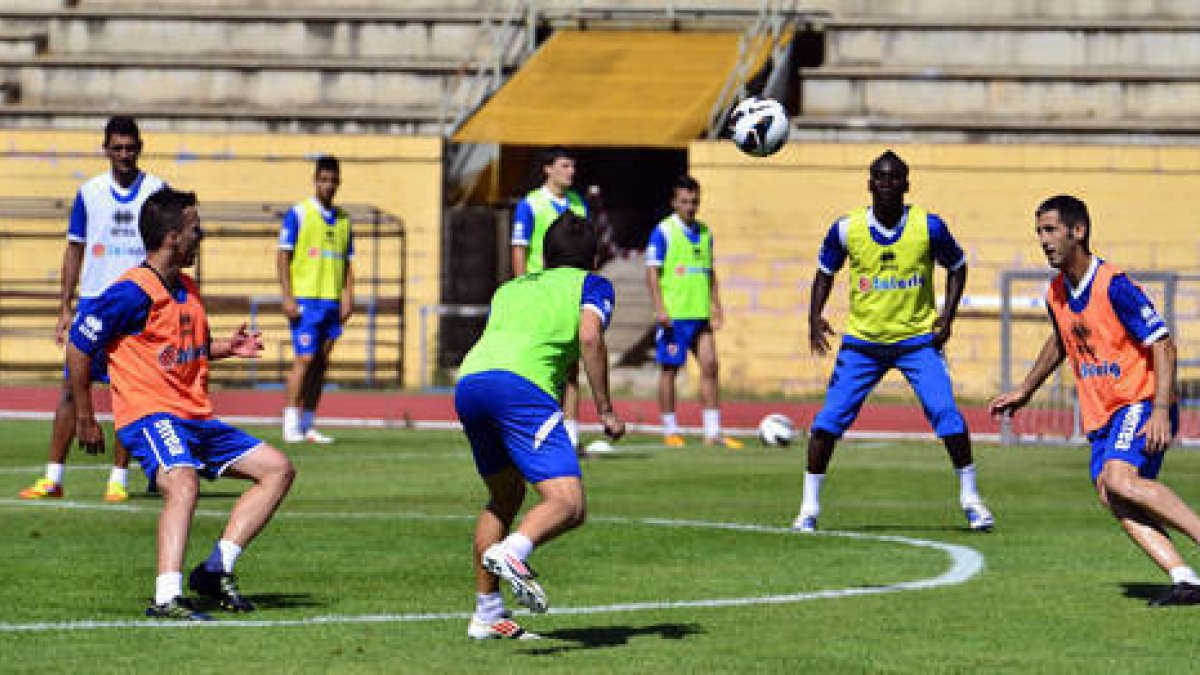 El Numancia volvió a entrenarse en la jornada de ayer en el anexo de Los Pajaritos con tres ausencias destacadas. / ÁLVARO MARTÍNEZ-