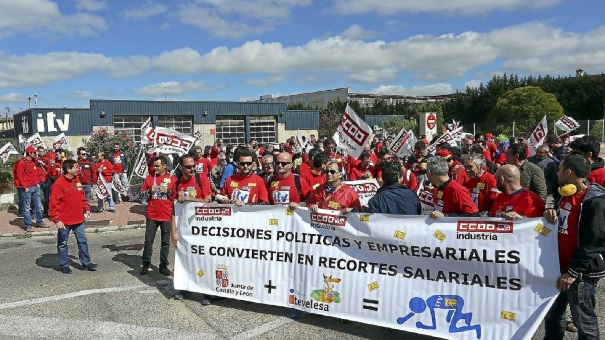 Concentración de protesta de trabajadores de Itevelesa en días pasados en una estación de Valladolid.-Ical