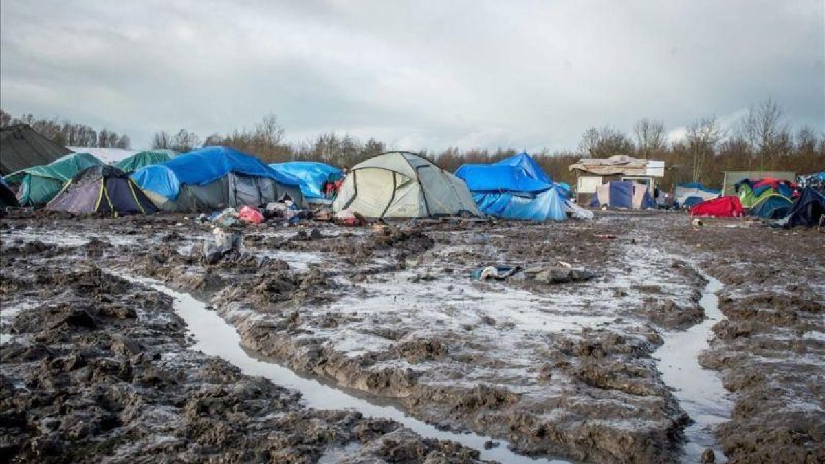 El campamento de refugiados en Grande-Synthe, en el norte de Francia.-STEPHANIE LECOCQ (EFE)