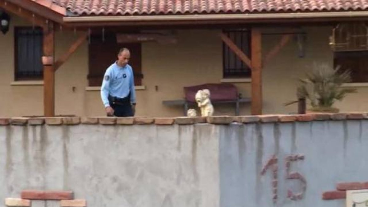 Un gendarme sale de la casa donde se han localizado los cadáveres congelados de los bebés.-Foto: M6INFO