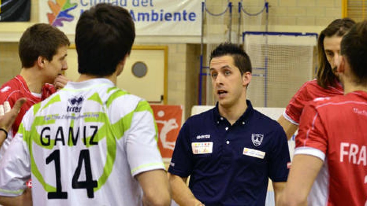 Álvaro Martín se dirige a sus jugadores en el transcurso del tercer partido ante Unicaja. / DIEGO MAYOR-