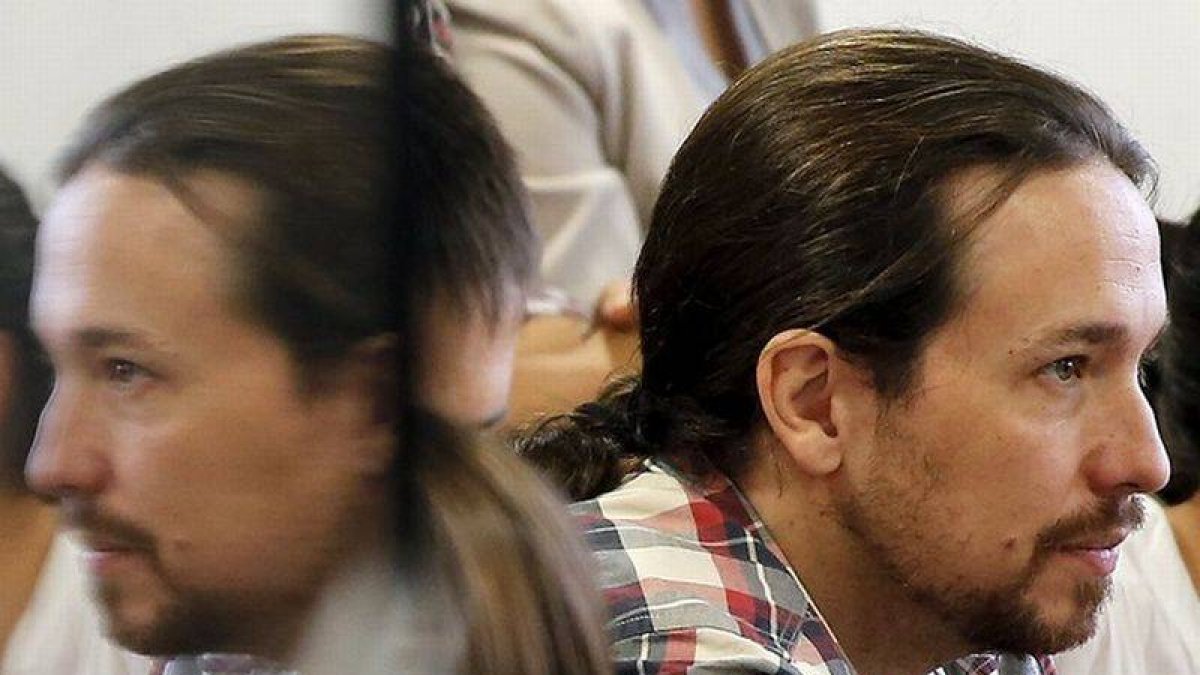 Pablo Iglesias, de espaldas a un espejo.-Foto: ANDREA COMAS / REUTERS