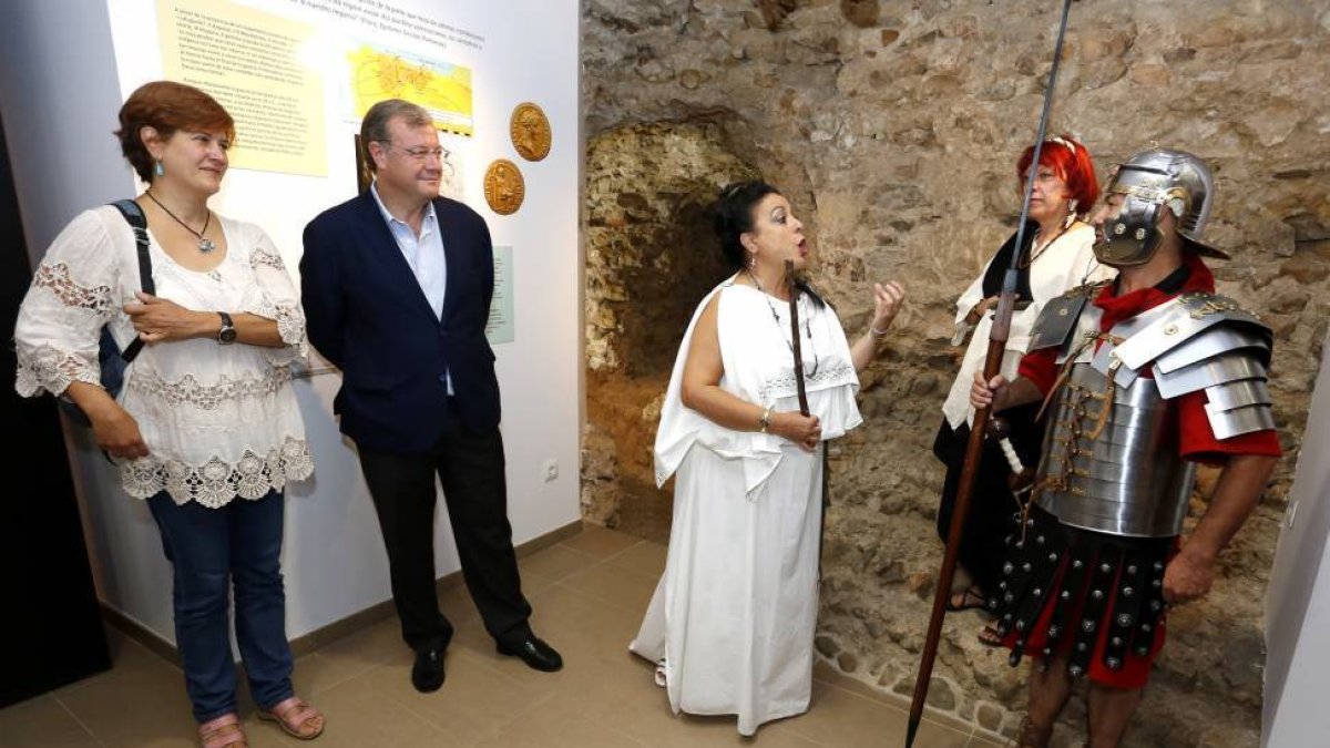 El alcalde de León, Antonio Silván, asiste a la representación de las visitas teatralizadas en la Casona de Puerta Castillo acompañado de la concejala de Cultura, Patrimonio y Turismo, Margarita Torres-Ical