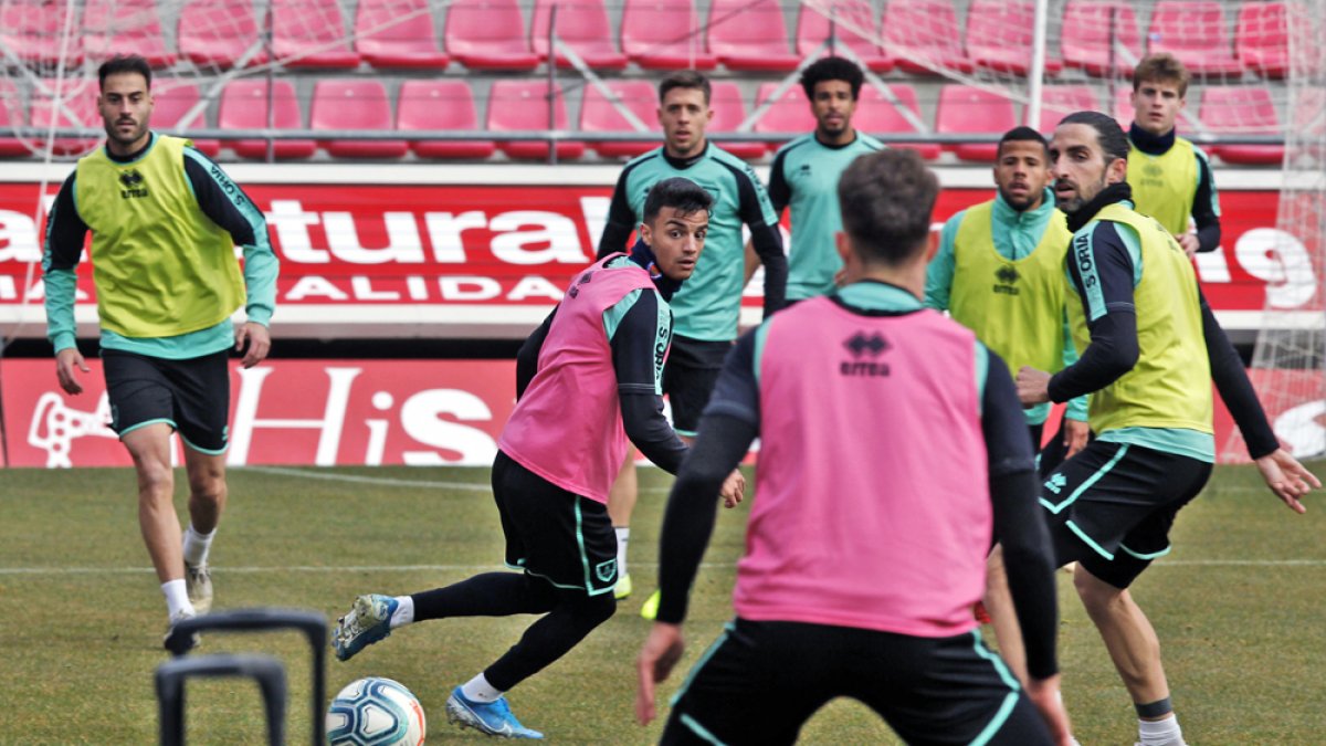 Los jugadores del Numancia en el entreno de esta semana en el campo de Los Pajaritos. VALENTÍN GUISANDE