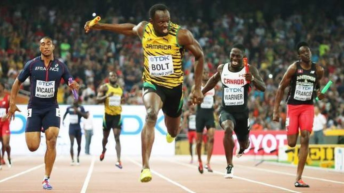Usain Bolt culmina el relevo 4x100 de Jamaica con una victoria.-EFE/SRDJAN SUKI