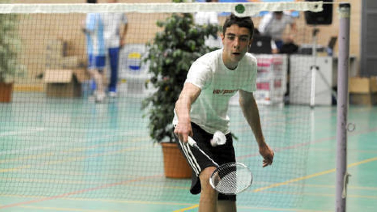 Un jugador durante un torneo de bádminton. / DIEGO MAYOR-