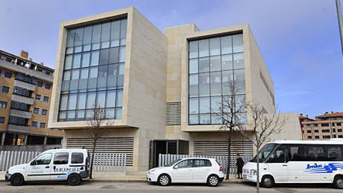 Aspecto exterior del Centro de Día para personas mayores de Santa Bárbara. / ÁLVARO MARTÍNEZ-