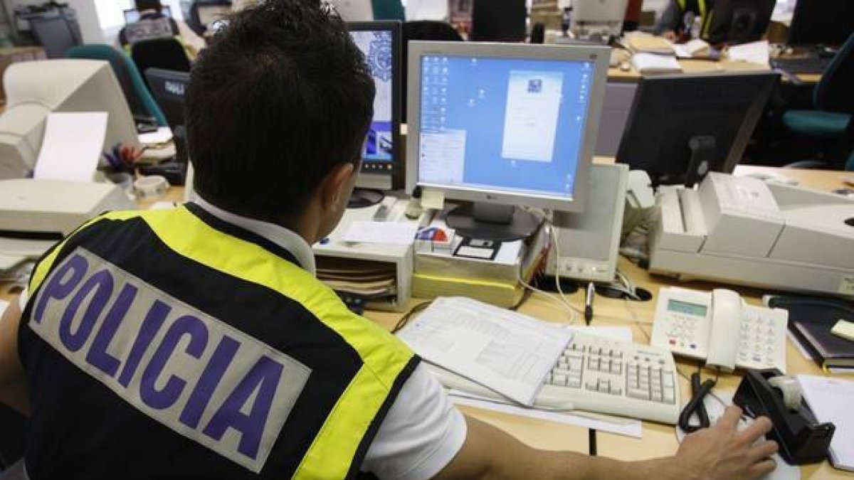 Un agente rastrea internet en busca de delincuentes que trafican con material pedófilo.-EFE / KOTE RODRIGO