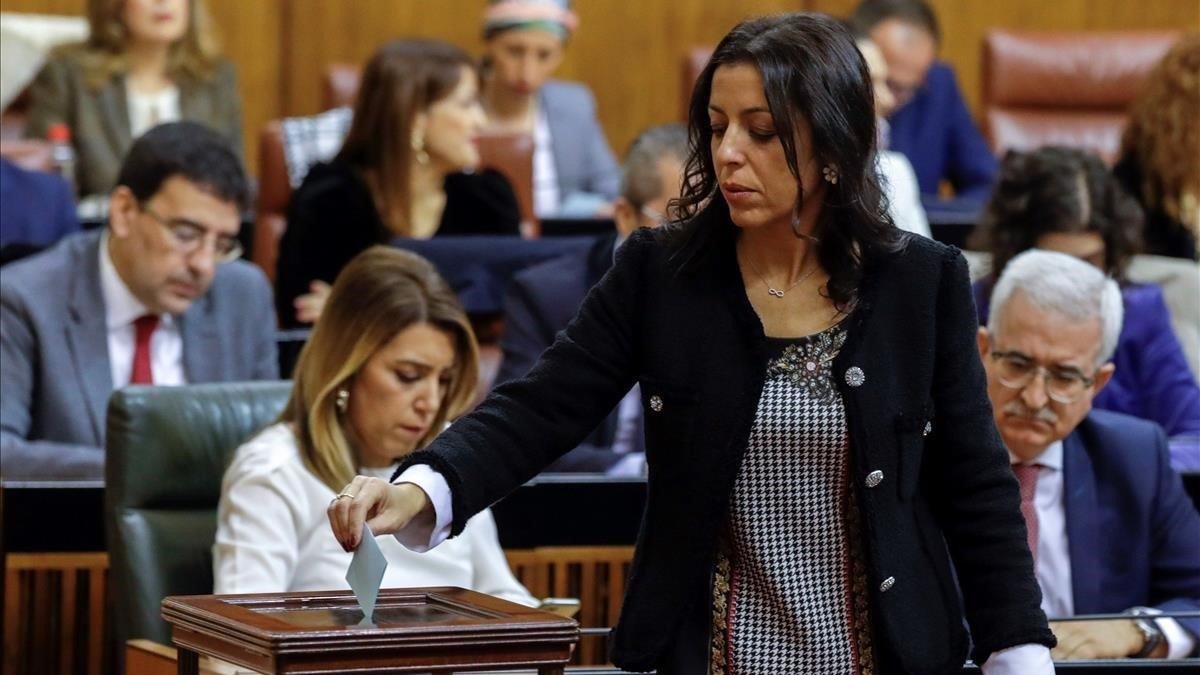 Marta Bosquet, diputada de Cs, nueva presidenta del Parlamento de Andalucía, vota, con Susana Díaz, al fondo. /-EFE / JULIO MUÑOZ