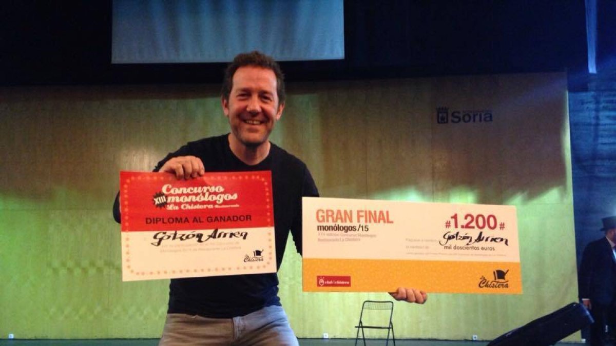Gotzon Arrien, el ganador del concurso de monólogos, el jueves tras recibir el premio.-LA CHISTERA