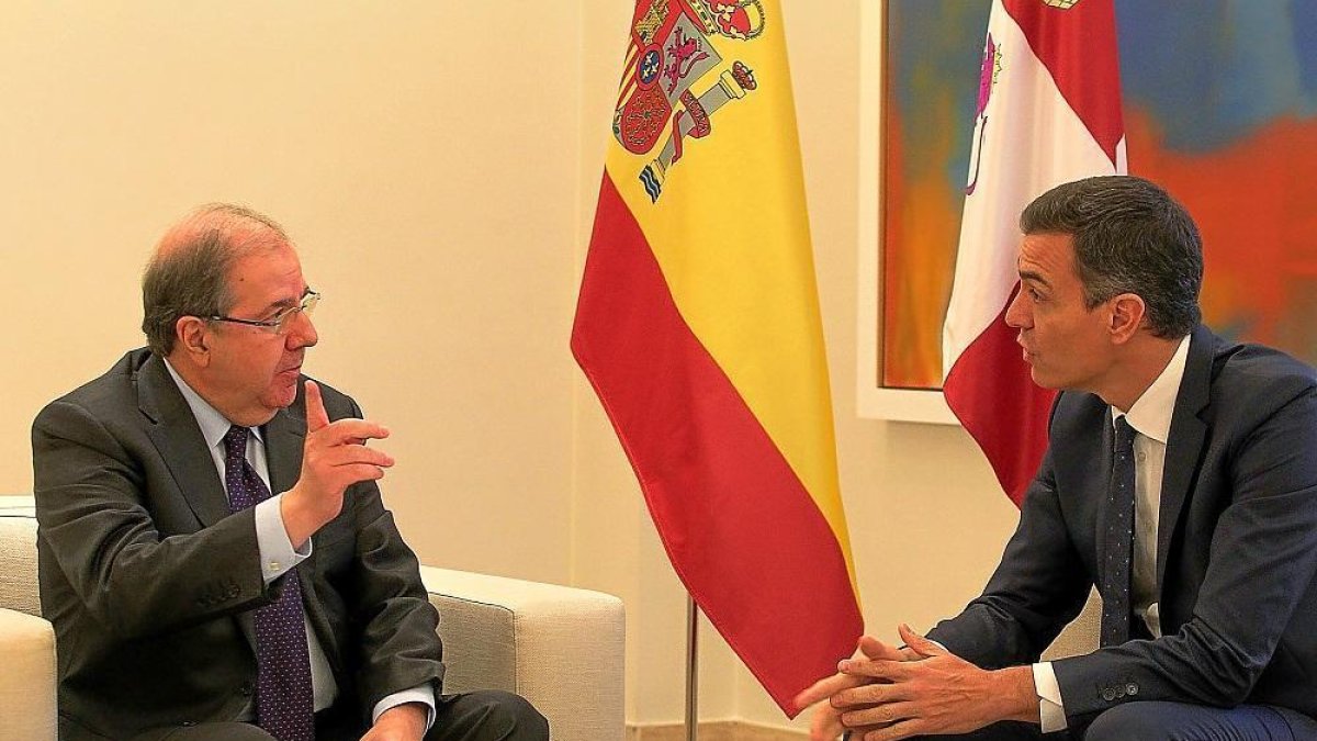 Herrera y Sánchez, en un momento de su encuentro de más hora y media en La Moncloa.-- ICAL