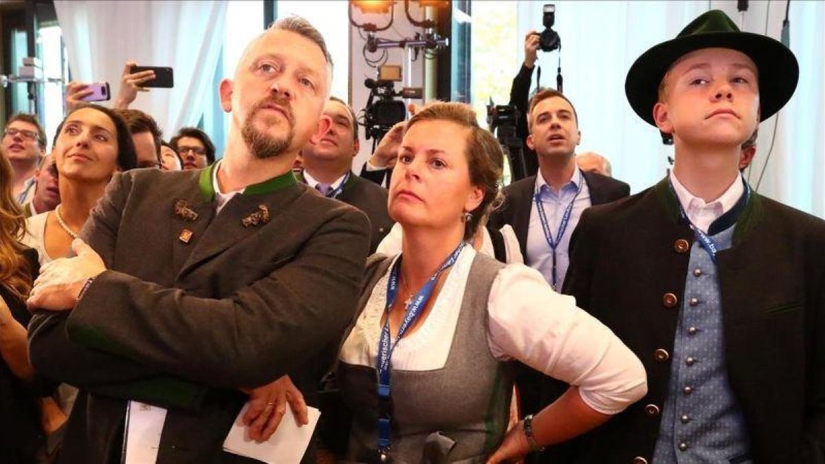 Militantes de la CSU reaccionan a los primeros sondeos.-REUTERS (MICHAEL DALDER)