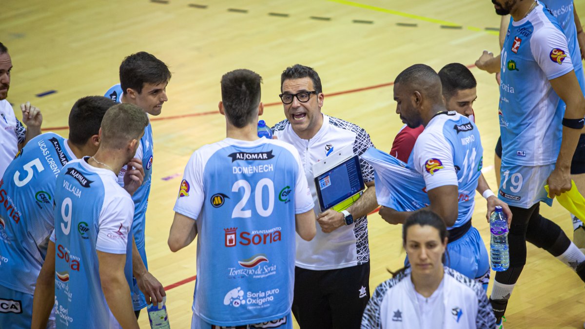 Alberto Toribio da instrucciones a sus jugadores durante uno de los partidos ante Teruel. MARIO TEJEDOR