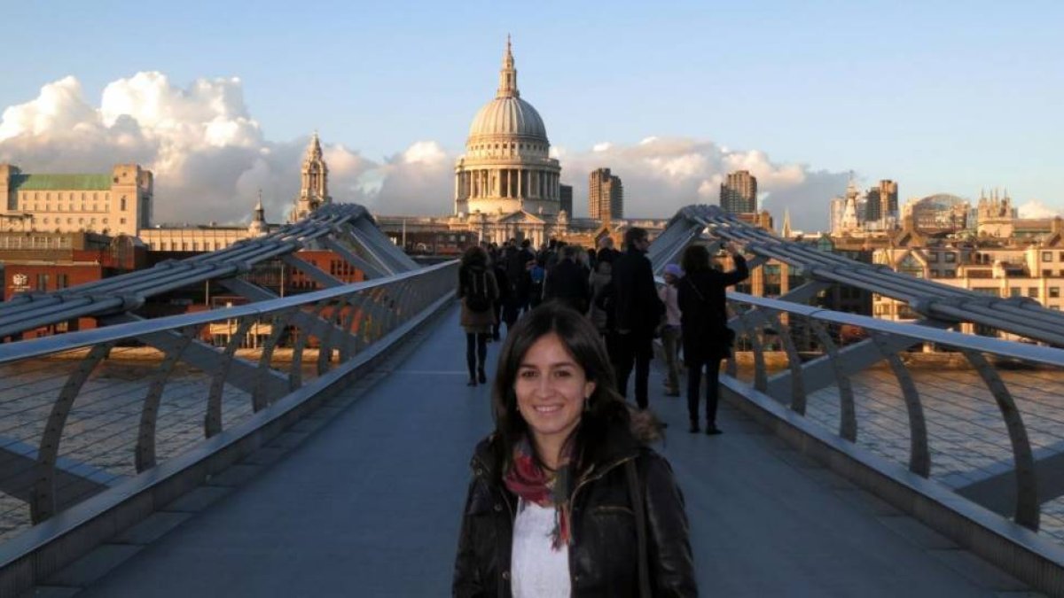 Noemí en el Millenium Bridge y detrás la catedral de St.Paul.-