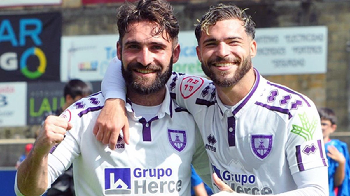 Mancebo y Dani Sanchez, durante el partido en Amorebieta. ÁREA 11
