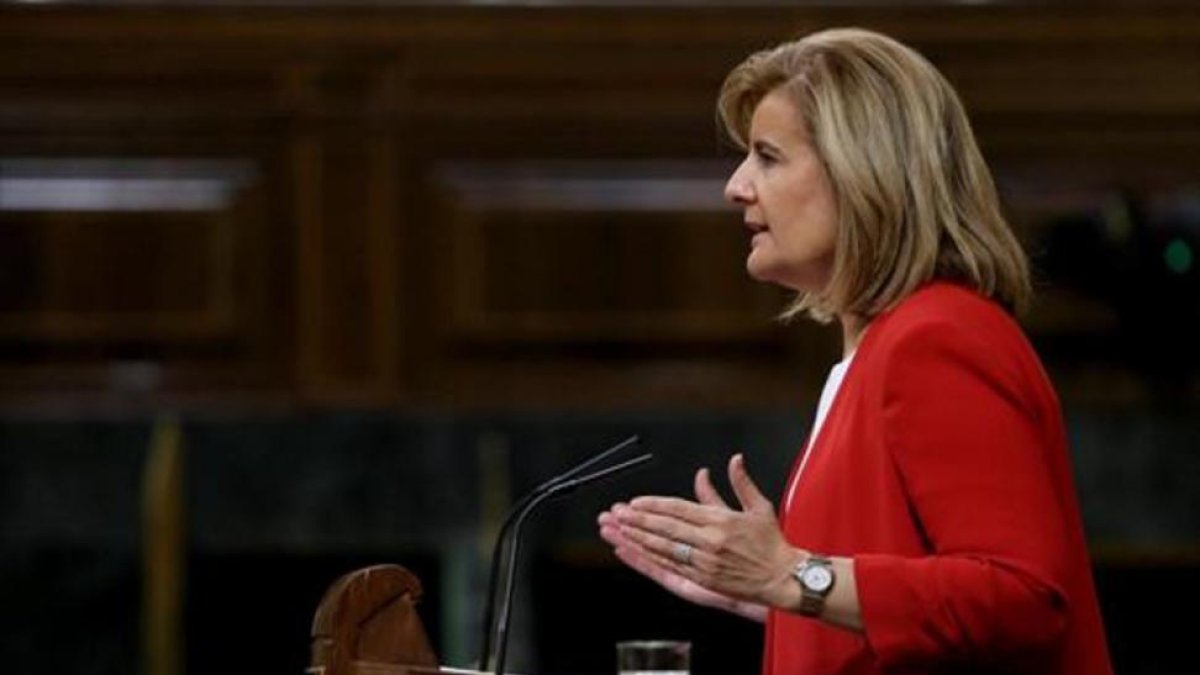 La ministra de Empleo Seguridad Social, Fátima Báñez, ayer, en el pleno del Congreso de los Diputados.-JUAN MANUEL PRATS