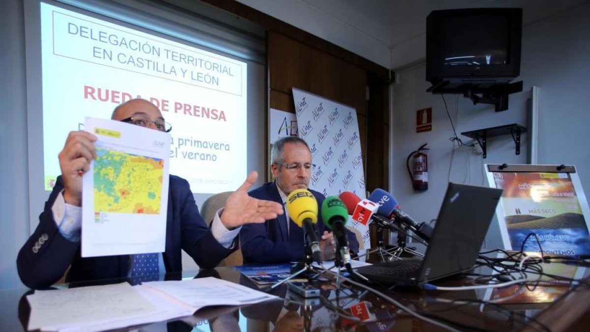 El subdelegado del Gobierno en Valladolid, Luis Antonio Gómez Iglesias, junto al delegado de la Aemet en Castilla y León, Juan Pablo Álvarez, presentan el balance de la primavera y adelanta las previsiones del verano.-ICAL