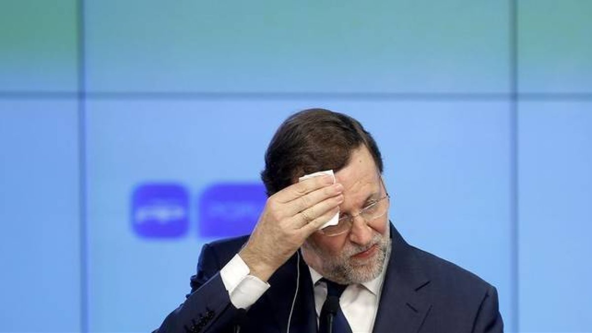 Mariano Rajoy, durante la rueda de prensa que ha ofrecido este lunes en la sede del PP tras reunirse con Nicolas Sarkozy.-Foto: JOSÉ LUIS ROCA