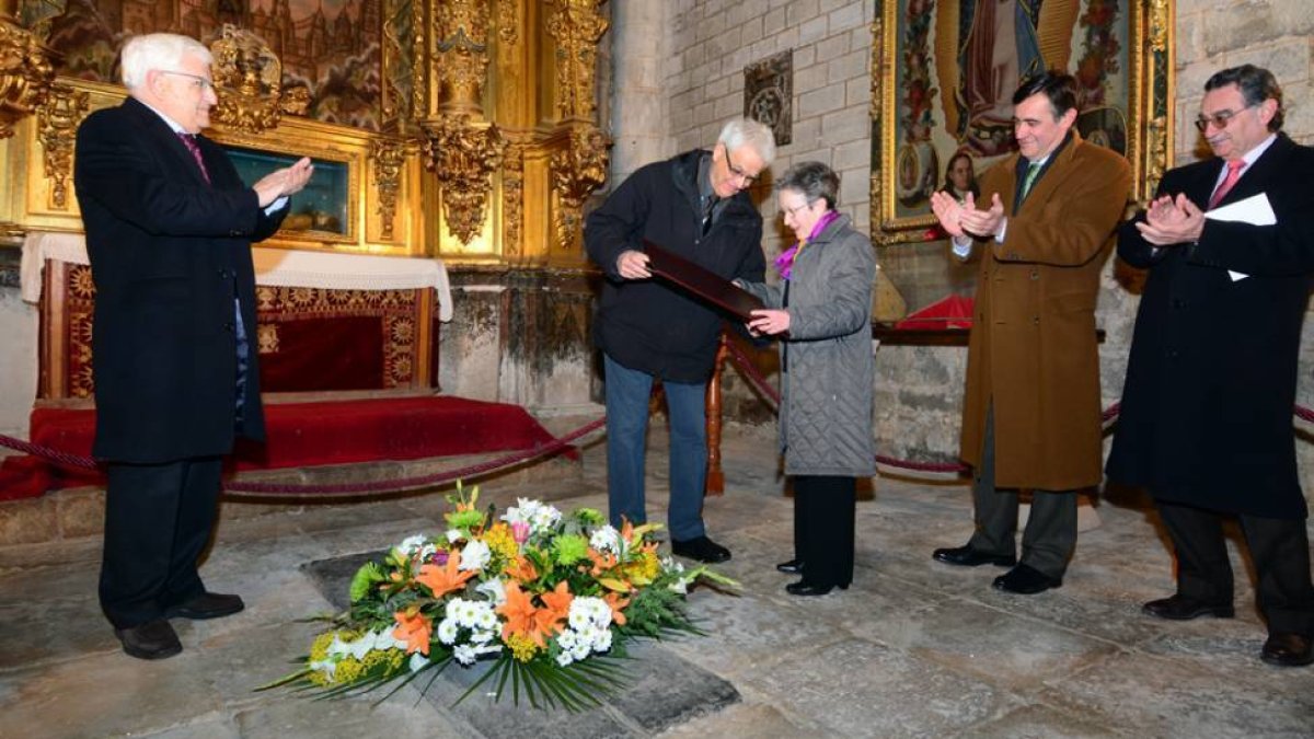 Jesús Herrero entrega el premio a Estrella Figueras.-ÁLVARO MARTÍNEZ