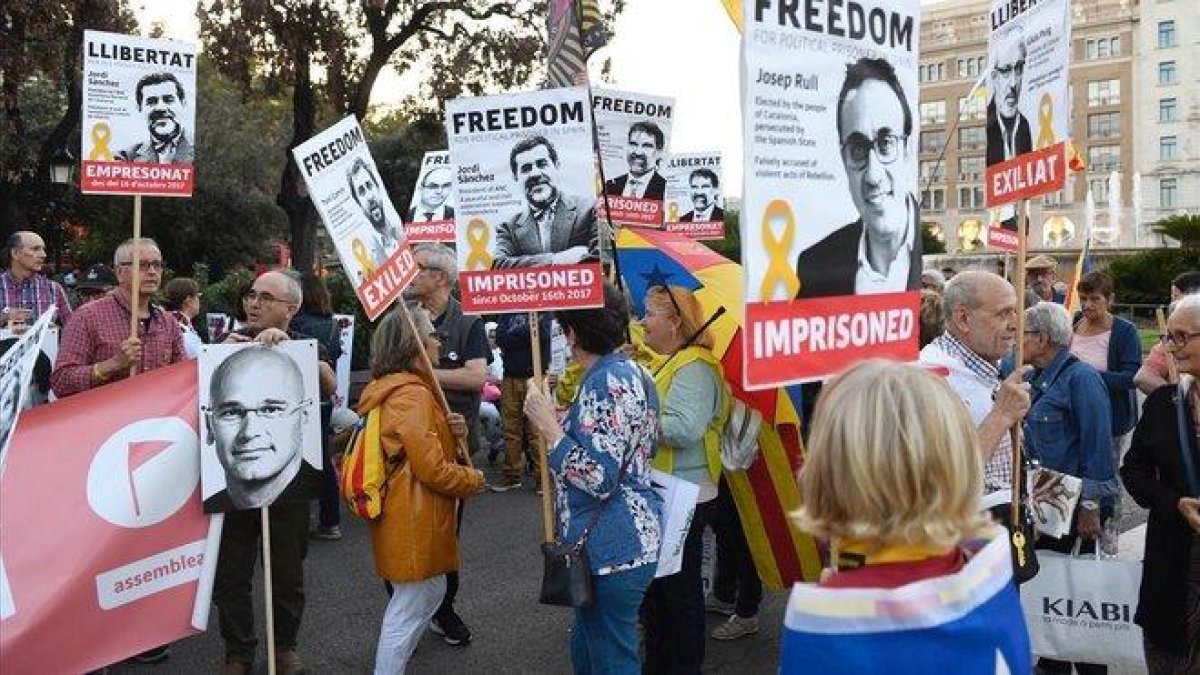Concentración en apoyo a los presos del 1-O en la plaza de Cataluña de Barcelona.-JORDI COTRINA