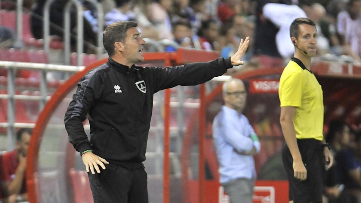 Carrión quiere un Numancia que ejerza una presión alta a la salida del balón del Rayo Vallecano.-Valentín Guisande