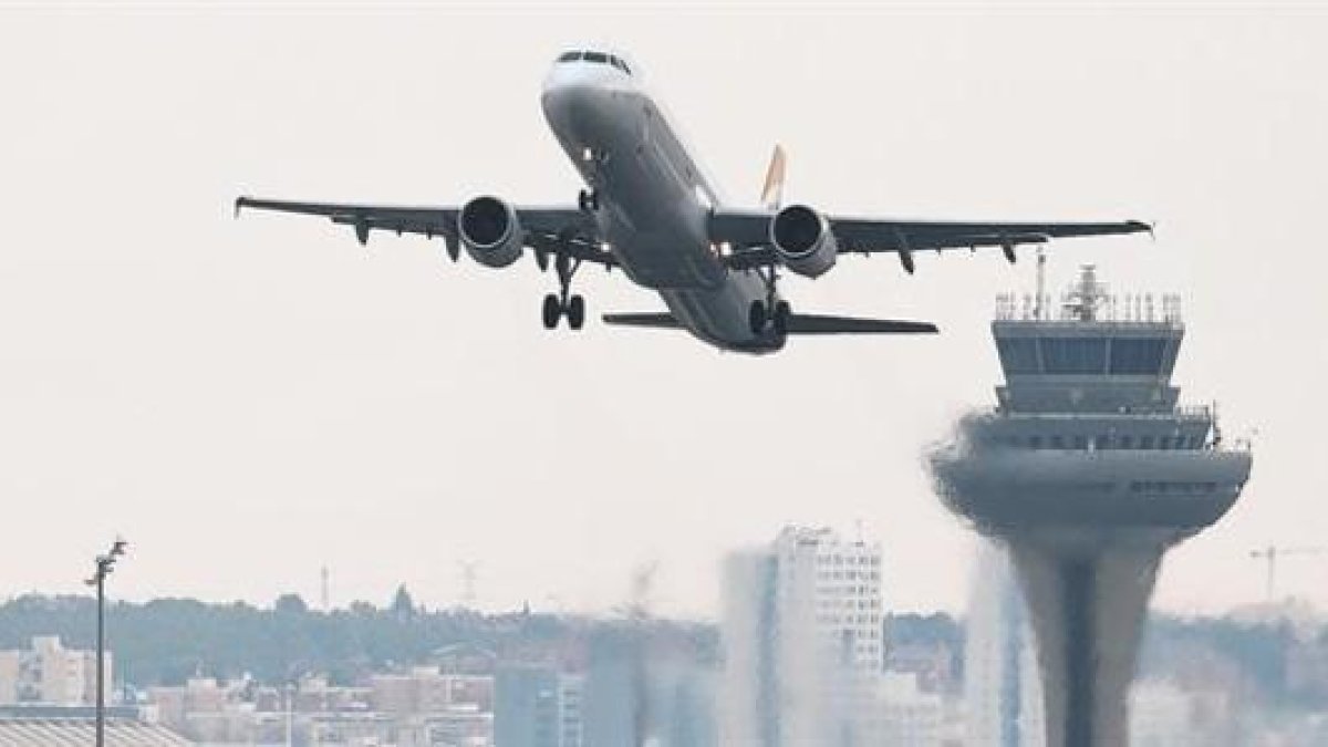 Un avión despega del Aeropuerto Adolfo Suárez Barajas de Madrid.-REUTERS